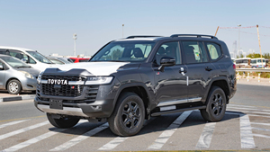Nouveau Toyota LC300 GR Sport 2025 – Moteur Diesel V6 Turbo 3.3L, Transmission Automatique, Jantes R20, Intérieur Cuir Foncé, Volant à Gauche, Toit Panoramique - Product Image 4