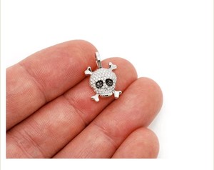 Colgante de Fiesta de Plata 925 con Baño de Rodio, Diseño de Calavera Pirata Esqueleto con Espadas y Moissanita, Personalizado, de Moda y con Gran Impacto - Product Image 4