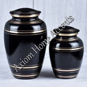 Urna funeraria clásica de latón con diseño floral adornado Tapa segura para cenizas Recuerdo atemporal de Axiom Home Accents - Product Image 5