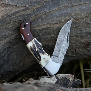 Cuchillo plegable hecho a mano en acero de Damasco con mango de cuerno y madera, con funda de cuero. - Product Image 2