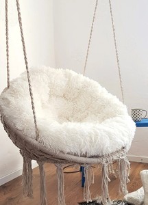Silla colgante + Almohada suave y esponjosa + Fijación para columpio |   Columpio de macramé estilo bohemio y cojín peludo |   Silla Columpio Hamaca para Interiores - Product Image 2