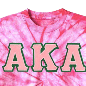 Camiseta con estampado de letras AKA y efecto tie-dye, diseño de remolinos en rosa y blanco, camiseta de manga corta con gráfico de letras griegas AKA - Product Image 6