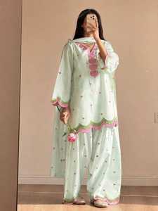 Top Farshi Sal de Algodón Chanderi con Bordado de Lujo, Trabajo de Lentejuelas, Bordado con Hilos y Trabajo Zari, Corte Regular para Mujer - Product Image 3