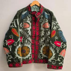 Chaqueta de algodón Suzani hecha a mano en India, chaqueta corta bordada a mano, abrigo unisex, chaqueta corta Suzani hecha a mano - Product Image 3