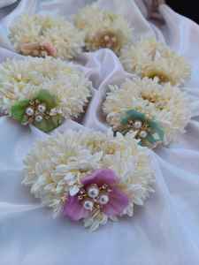 Coletero para el Cabello con Perlas Blancas y Gajra – Diadema Nupcial de Jazmín Pastel, Accesorio Reutilizable para Peinados de Novia para Mujeres y Niñas - Product Image 3