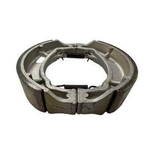 Forro de Freno con Remaches, Zapata de Freno Trasera, Repuestos de Freno de Tambor, Compatible con Motocicletas Bajaj CT 100 Boxer Discover - Product Image 1