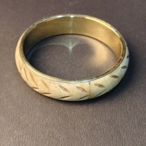 Bracelet manchette ethnique en laiton fait main, avec doublure intérieure en laiton et motif feuille sculpté à la main, aspect antique, pour l'exportation mondiale - Product Image 5