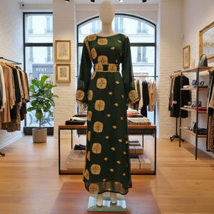 Caftán Verde Bosque Adornado a Mano con Bordado Floral Hexagonal Dorado Intrincado y Artesanía Tradicional - Product Image 1