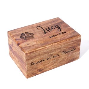 Urne pour animaux de compagnie en bois massif faite à la main, boîte rectangulaire gravée avec l'empreinte de la patte Lucy 2004 2024, souvenir commémoratif pour toujours dans nos cœurs - Product Image 2