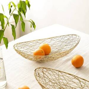 Panier à fruits en fil d'or, paniers de rangement rectangulaires, décoration minimaliste de cuisine, conteneur en métal fait à la main - Product Image 1