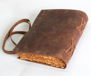 Carnet en cuir vintage avec reliure cousue en cuir rouge gaufré, au charme rustique et à la touche antique, idéal pour la promotion - Product Image 6