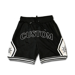 Shorts de basketball noirs personnalisés pour hommes avec bandes latérales blanches, taille à cordon de serrage, coupe sportive respirante, motif imprimé lettres - Product Image 3