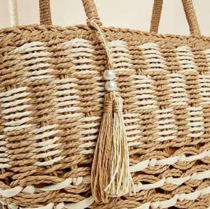 Complementa tu look de fin de semana favorito con este encantador bolso de hilo natural con textura a cuadros y detalles de perlas. - Product Image 2