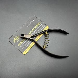 Coupe-cuticules noir mat avec ressort doré en acier inoxydable, outil de soin des ongles pour éliminer les peaux mortes, logo personnalisé - Product Image 1