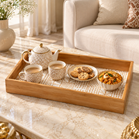 Plateau de service rectangulaire moderne en bois naturel émaillé géométrique avec bords surélevés pour la décoration et la présentation de table de mariage