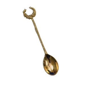 Cuillère à thé en laiton au design exquis, motif brindille dorée en relief avec manche en forme de lune, pour table à manger et desserts - Product Image 1