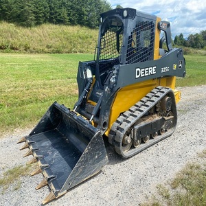 Cargadora Compacta Deere 325G Duradera con Características Avanzadas que Ofrecen Excelente Estabilidad, Alta Capacidad de Elevación y Eficiencia - Product Image 1