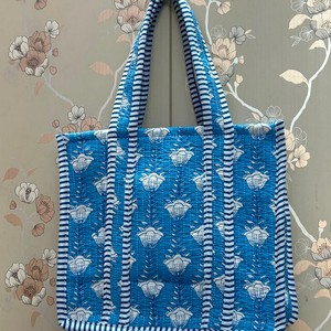 Sac fourre-tout en coton à motif floral bleu avec poignées rayées, ouverture supérieure, pour le shopping toutes saisons, style bohème - Product Image 3