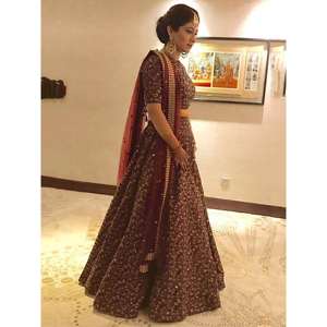 Lehenga de seda cruda bordado pesado de diseñador de color granate elegante - Product Image 2