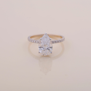 Bague de fiançailles avec diamant de laboratoire taille poire de 2,04 carats |   Or blanc, jaune et rose 14 carats |   Bague de mariage pavée - Product Image 1