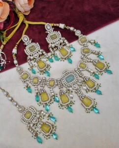 Collar de diseñador con piedra de corte radiante hecho a mano, con aretes y mangtika para mujer, colección de joyería tradicional étnica. - Product Image 1