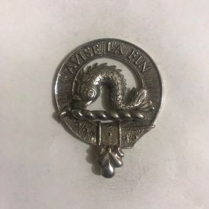 Ceci est un badge en étain avec le blason du clan écossais Sutherland, 5e bataillon écossais. Badge de casquette Seaforth Highlanders WW1 OR Glengarry - Product Image 5