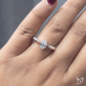 Anillo Solitario de Diamante Cultivado en Laboratorio de 0.5 Quilates, Corte Pera, Diseño de Tallo Puntiagudo en Oro Blanco de 10K, Elegante Anillo de Compromiso y Boda de Lujo - Product Image 4