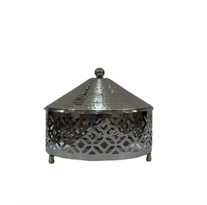 Casserole en métal luxueuse et artisanale qui encourage une cuisson réfléchie et plus décontractée grâce à une préparation plus lente et plus réfléchie. - Product Image 2