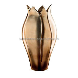 Vase à fleurs en métal d'inspiration traditionnelle, conçu pour les accents classiques de la maison, avec des détails ornementaux et un équilibre parfait - Product Image 5
