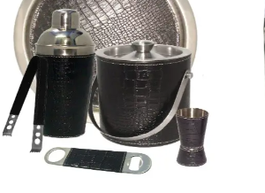 El coctelera de acero inoxidable es una herramienta de bar para mezclar y enfriar bebidas (cocteles o mocktails) al agitar los ingredientes con hielo. - Product Image 4