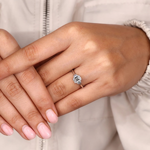 Bague à trois pierres en émeraude et diamant trapézoïdal taille étagée, 1,20 carat, diamant de laboratoire, bague de fiançailles et de mariage, bijoux, bague en or 14 carats - Product Image 6