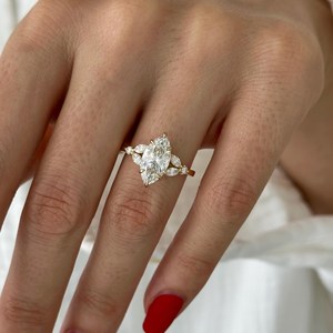 Bague de fiançailles inspirée de la nature avec diamant de laboratoire Marquise de 2 carats, E VVS2, or jaune, certifiée IGI - Product Image 2