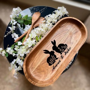 Plateau de service personnalisé en bois d'acacia Elite, motif lapin de Pâques, fait main, ovale, gravé sur mesure, rustique, pour pain, fruits et en-cas - Product Image 1