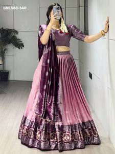 Proveedor de conjuntos de lehenga, blusa y dupatta de seda india tradicional de la mejor calidad con trabajo de tejido Zari, ropa étnica de la India. - Product Image 5