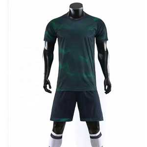 Tenue d'équipe de football, uniforme de football de haute qualité, uniforme de football personnalisé, uniforme de football en couleur personnalisée, 100% polyester, fabriqué au Pakistan - Product Image 5