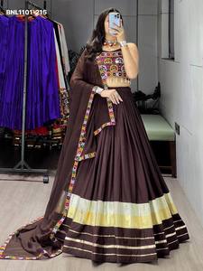 Ensemble Choli et Lehenga en rayonne et coton, style traditionnel, avec Gota Pati, Patti, travail miroir et Kaudi, pour les fêtes, à vendre. - Product Image 4