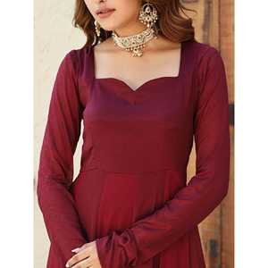 Ensemble de costume en soie satinée peinte à la main Kiara, disponible en taille XS - Product Image 1