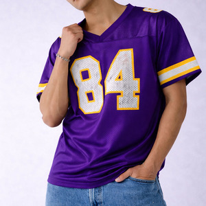 Maillot de rugby personnalisé en mesh violet, respirant, en polyester, col en V, pour le football américain, avec numéro personnalisé, tenue d'équipe. - Product Image 3