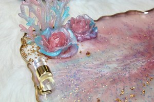 Plateau en résine sirène fait main : Plateau de vanité géode rose avec poignées dorées - Product Image 2