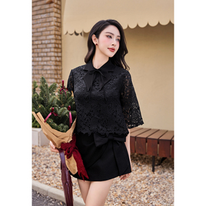 Blusa de Encaje Floral Negra para Mujer, 100% Poliéster, con Detalle de Lazo, Cuello con Muescas, Media Manga, Dobladillo Festoneado, Estilo Femenino CARTER - Product Image 1