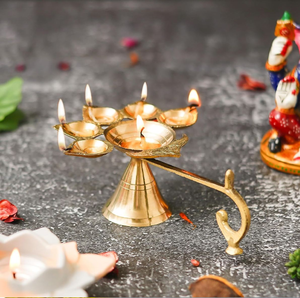 Soporte de latón cuadrado para linterna de cristal Akhand Jyoti Diya para el templo del hogar, Puja sagrada, disponible a precios de mayorista. - Product Image 5
