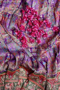 Tissu jacquard en viscose pure, violet lavande, imprimé ethnique avec motif de paysage et bordure éléphant, pour la confection de robes Kurti de créateur - Product Image 4