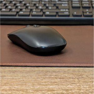 Tapis de souris en cuir pleine fleur fait main Al-Amir - Accessoire de bureau haut de gamme fait main, impression UV, surface lisse - Product Image 5