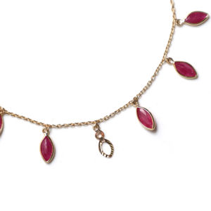 สร้อยข้อมือประดับพลอยทับทิมสีแดงธรรมชาติทรงมาร์คีส์ ตัวเรือนทองคำแท้ 18K ประดับพลอยแบบห้อย พร้อมดีเทลสีทอง ประดับพลอยประจำเดือนกรกฎาคม - Product Image 2