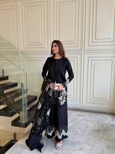 Elegante Conjunto de Kurta y Palazzo de Crepé Natural con Mangas con Borlas y Dupatta de Organza - Product Image 3