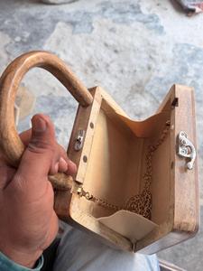 B.H CRAFTS BH-1702 Bolso de Mano Hecho a Mano con Resina Vintage y Acabado de Madera, Asa de Madera Natural, Cierre de Cierre de Broche de Epoxi Transparente para Mujer - Product Image 4