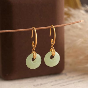 Pendientes de Aro de Jade Verde Hechos a Mano con Colgante de Hoja Chapado en Oro, Joyería Minimalista Boho Curativa para Mujer - Product Image 1