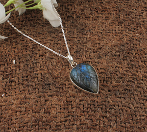 Pendentif Poire Vintage en Labradorite Naturelle Sculptée à la Main, Collier Goutte d'Eau à Éclat Bleu, Bijoux en Argent Sterling 925, Fabrication Artisanale - Product Image 1