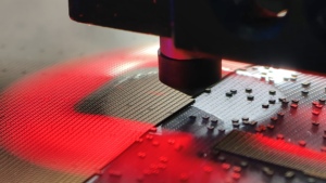 Etiqueta adhesiva UHF RFID tamaño 50x30mm, chip U9, fabricada en Vietnam, etiqueta UHF RFID personalizable para el seguimiento de artículos. - Product Image 3