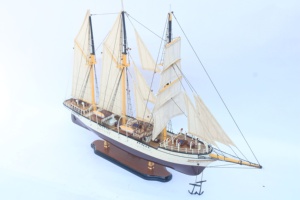 Modelo de Barco de Madera Mercator 1932 - Réplica Premium del Velero de Entrenamiento Belga - Regalo Empresarial de Alta Gama con Estilo Feng Shui - Product Image 4